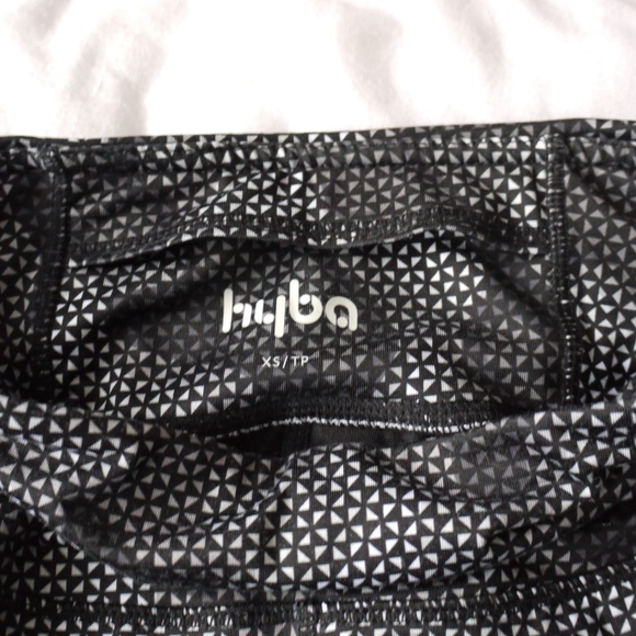 Black and White Patterned Activewear Pants - Picture 3 of 3